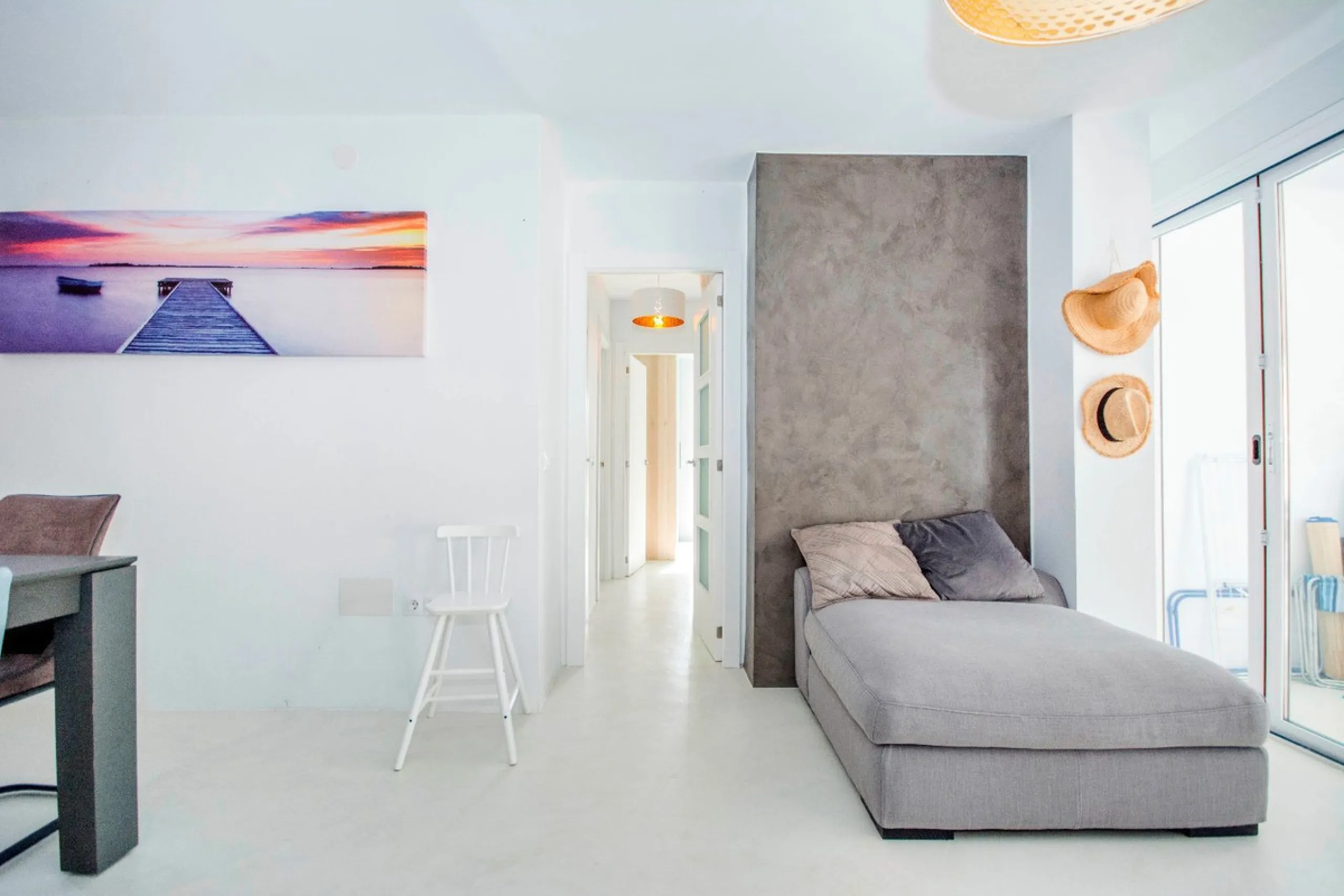 This elegant apartment, with a modernist touch, is located in the prestigious Parque Elviria urbanization in Marbella, Málaga, offering a bright and modern living experience. With three spacious bedrooms and two thoughtfully designed bathrooms, the interi