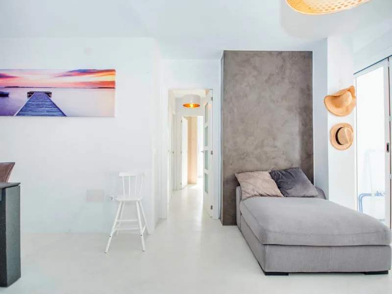 This elegant apartment, with a modernist touch, is located in the prestigious Parque Elviria urbanization in Marbella, Málaga, offering a bright and modern living experience. With three spacious bedrooms and two thoughtfully designed bathrooms, the interi