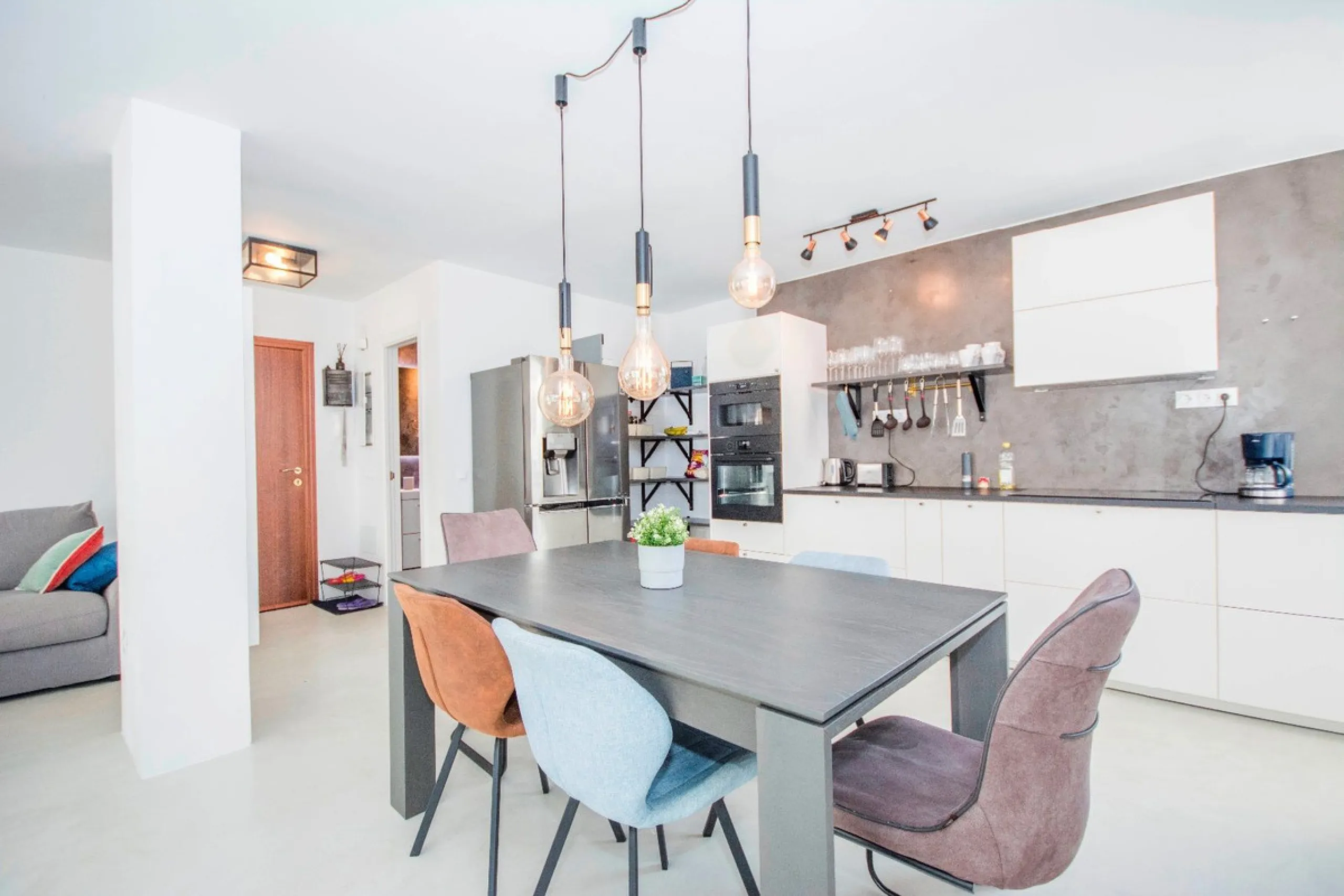 This elegant apartment, with a modernist touch, is located in the prestigious Parque Elviria urbanization in Marbella, Málaga, offering a bright and modern living experience. With three spacious bedrooms and two thoughtfully designed bathrooms, the interi