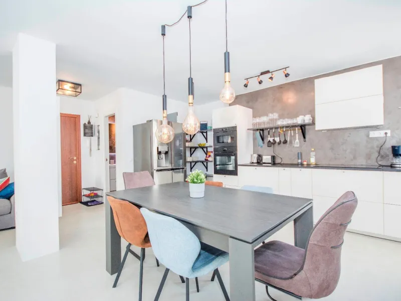 This elegant apartment, with a modernist touch, is located in the prestigious Parque Elviria urbanization in Marbella, Málaga, offering a bright and modern living experience. With three spacious bedrooms and two thoughtfully designed bathrooms, the interi
