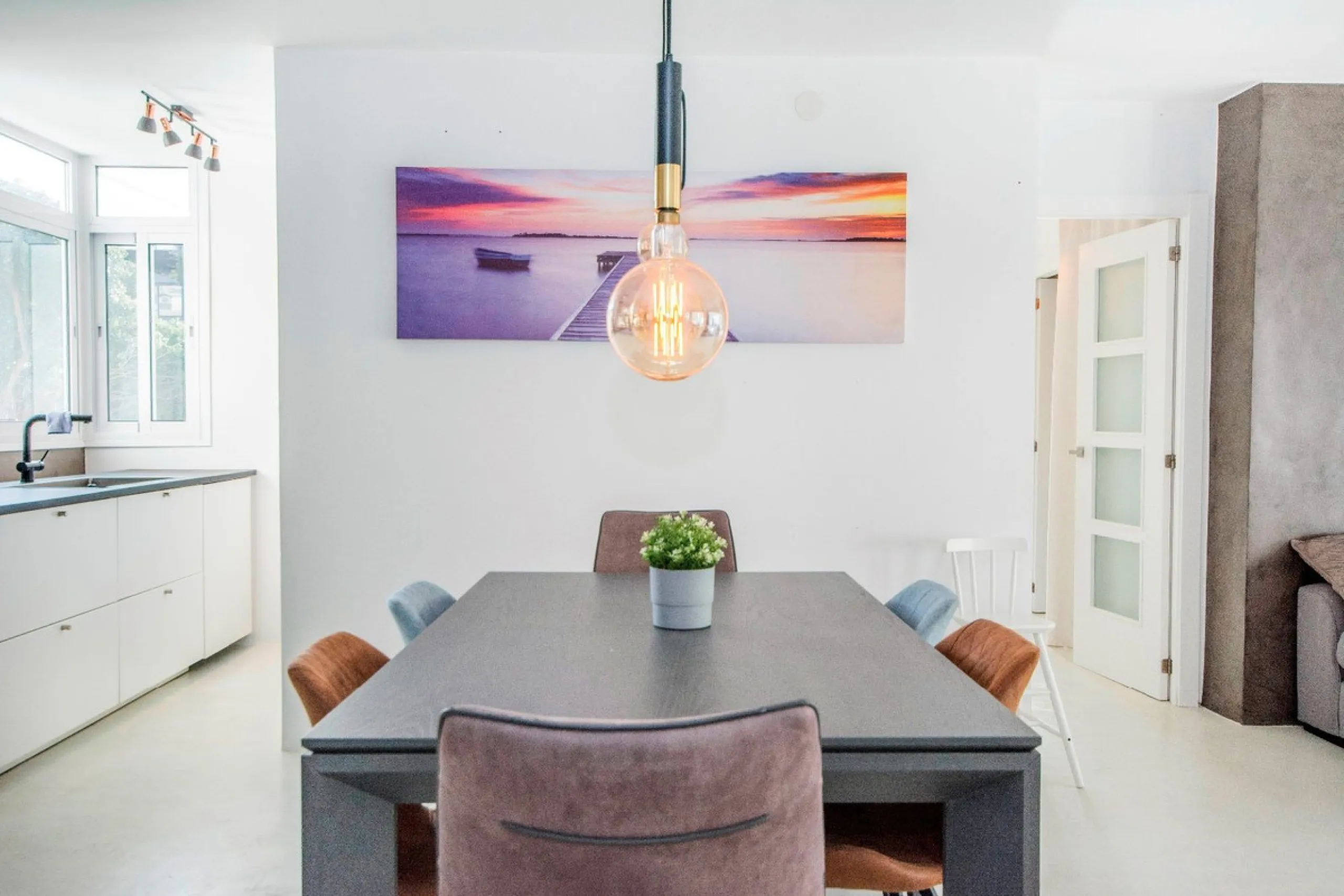 This elegant apartment, with a modernist touch, is located in the prestigious Parque Elviria urbanization in Marbella, Málaga, offering a bright and modern living experience. With three spacious bedrooms and two thoughtfully designed bathrooms, the interi