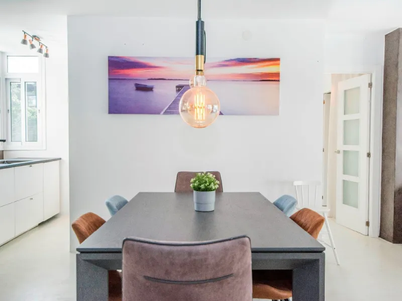 This elegant apartment, with a modernist touch, is located in the prestigious Parque Elviria urbanization in Marbella, Málaga, offering a bright and modern living experience. With three spacious bedrooms and two thoughtfully designed bathrooms, the interi