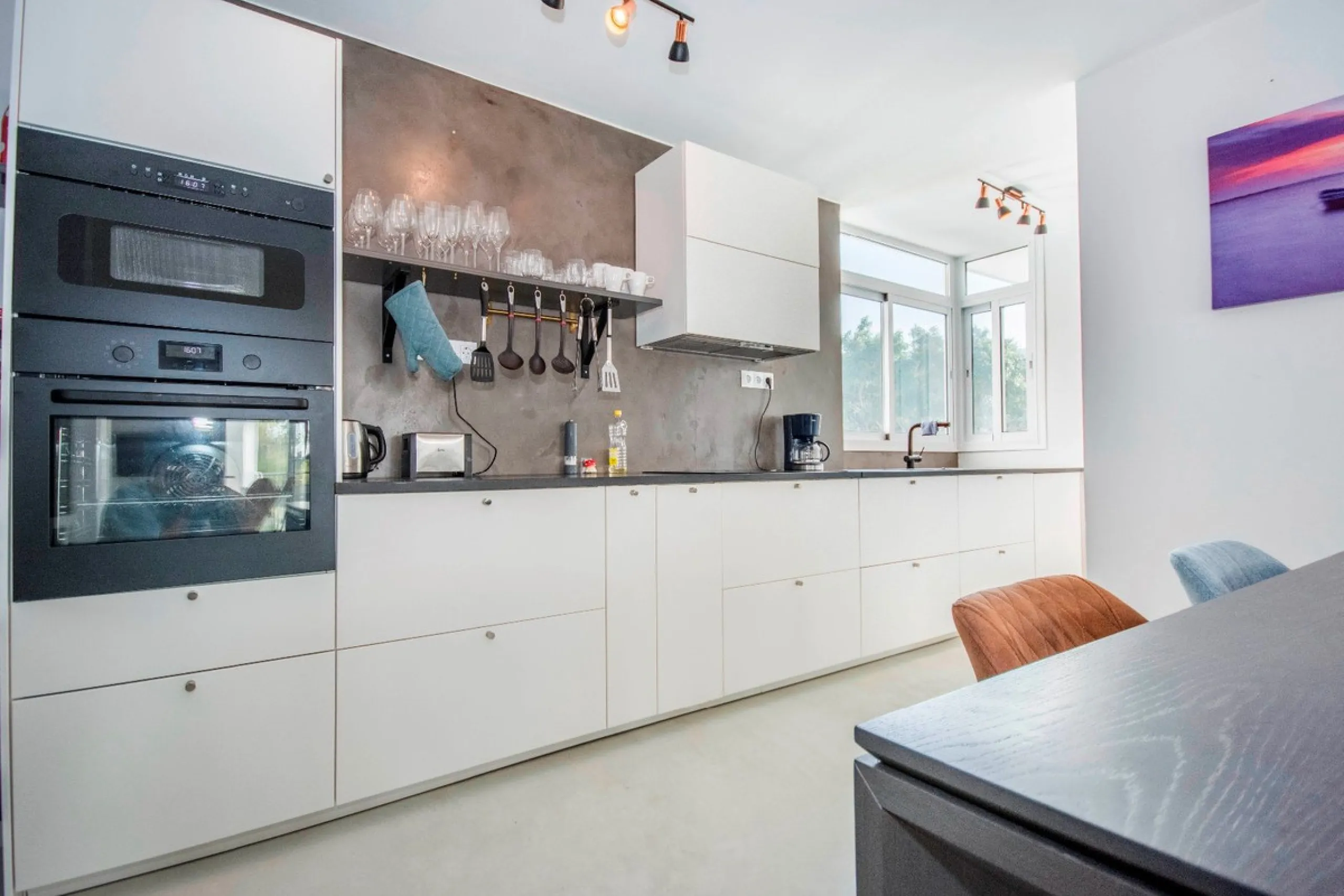 This elegant apartment, with a modernist touch, is located in the prestigious Parque Elviria urbanization in Marbella, Málaga, offering a bright and modern living experience. With three spacious bedrooms and two thoughtfully designed bathrooms, the interi