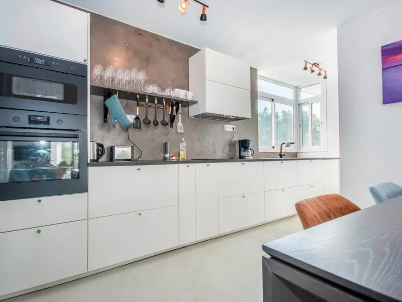 This elegant apartment, with a modernist touch, is located in the prestigious Parque Elviria urbanization in Marbella, Málaga, offering a bright and modern living experience. With three spacious bedrooms and two thoughtfully designed bathrooms, the interi
