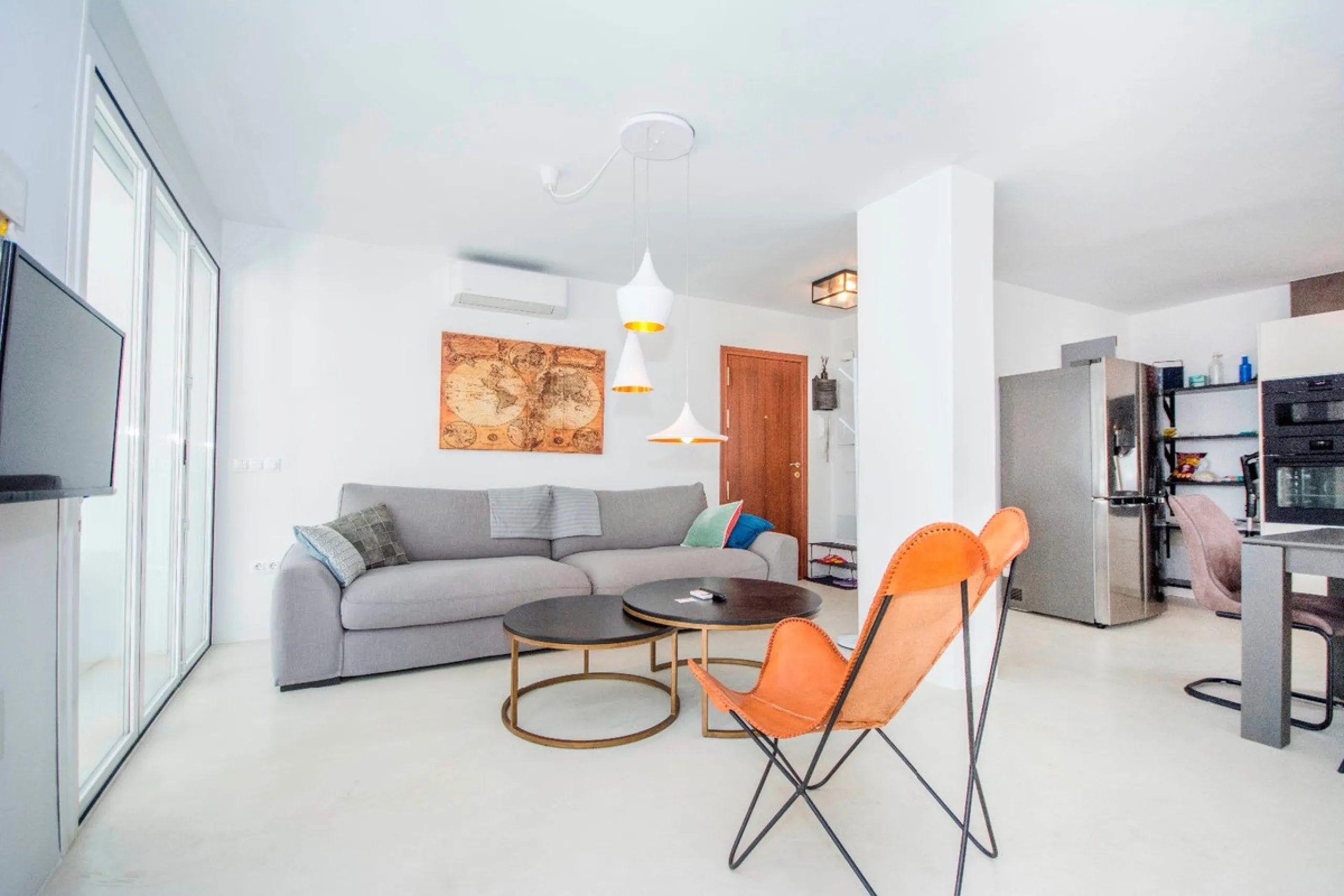 This elegant apartment, with a modernist touch, is located in the prestigious Parque Elviria urbanization in Marbella, Málaga, offering a bright and modern living experience. With three spacious bedrooms and two thoughtfully designed bathrooms, the interi