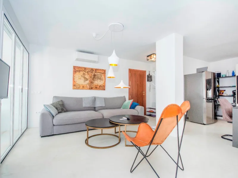 This elegant apartment, with a modernist touch, is located in the prestigious Parque Elviria urbanization in Marbella, Málaga, offering a bright and modern living experience. With three spacious bedrooms and two thoughtfully designed bathrooms, the interi