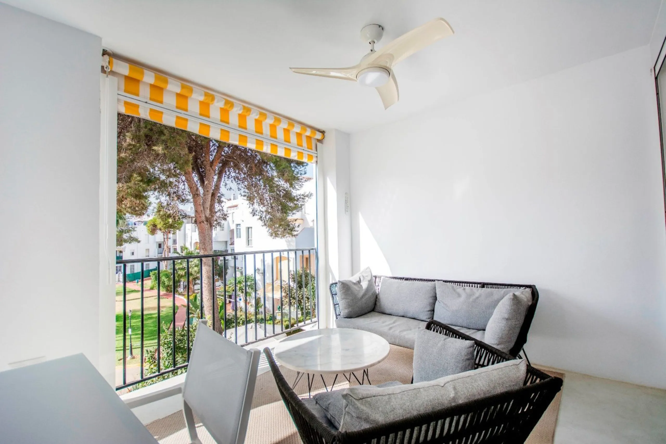 This elegant apartment, with a modernist touch, is located in the prestigious Parque Elviria urbanization in Marbella, Málaga, offering a bright and modern living experience. With three spacious bedrooms and two thoughtfully designed bathrooms, the interi