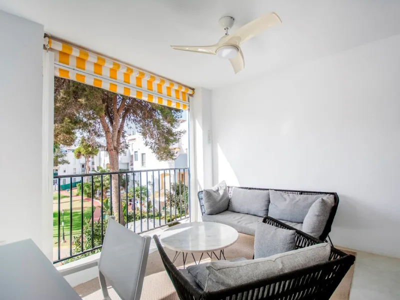 This elegant apartment, with a modernist touch, is located in the prestigious Parque Elviria urbanization in Marbella, Málaga, offering a bright and modern living experience. With three spacious bedrooms and two thoughtfully designed bathrooms, the interi