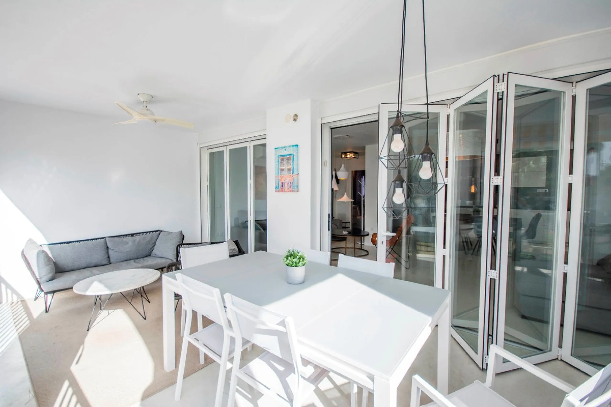 This elegant apartment, with a modernist touch, is located in the prestigious Parque Elviria urbanization in Marbella, Málaga, offering a bright and modern living experience. With three spacious bedrooms and two thoughtfully designed bathrooms, the interi