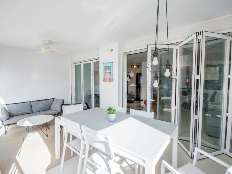 This elegant apartment, with a modernist touch, is located in the prestigious Parque Elviria urbanization in Marbella, Málaga, offering a bright and modern living experience. With three spacious bedrooms and two thoughtfully designed bathrooms, the interi