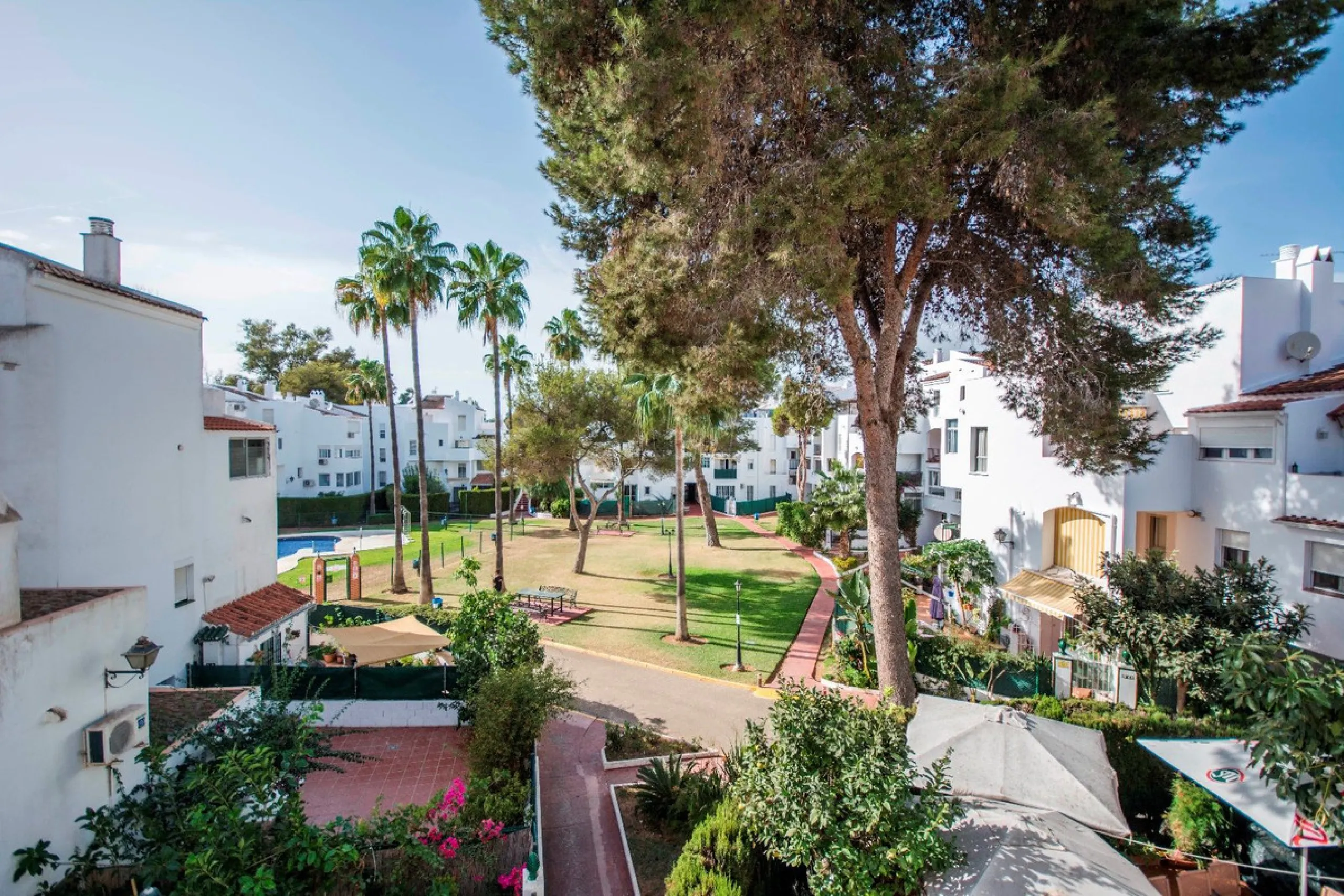 This elegant apartment, with a modernist touch, is located in the prestigious Parque Elviria urbanization in Marbella, Málaga, offering a bright and modern living experience. With three spacious bedrooms and two thoughtfully designed bathrooms, the interi