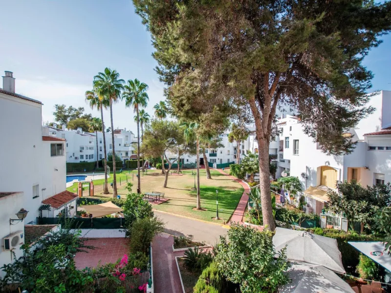 This elegant apartment, with a modernist touch, is located in the prestigious Parque Elviria urbanization in Marbella, Málaga, offering a bright and modern living experience. With three spacious bedrooms and two thoughtfully designed bathrooms, the interi