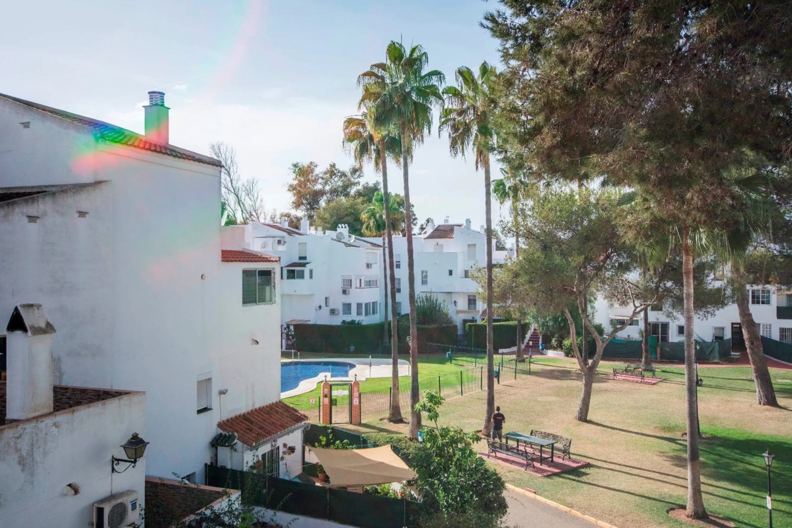 This elegant apartment, with a modernist touch, is located in the prestigious Parque Elviria urbanization in Marbella, Málaga, offering a bright and modern living experience. With three spacious bedrooms and two thoughtfully designed bathrooms, the interi
