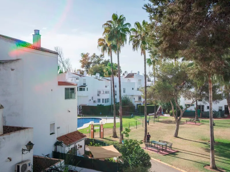 This elegant apartment, with a modernist touch, is located in the prestigious Parque Elviria urbanization in Marbella, Málaga, offering a bright and modern living experience. With three spacious bedrooms and two thoughtfully designed bathrooms, the interi