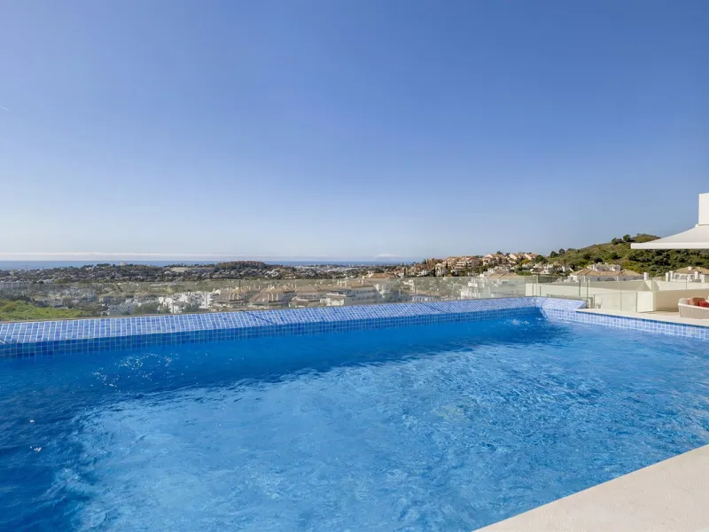 ICONIC SOUTH-FACING DUPLEX PENTHOUSE WITH PRIVATE SOLARIUM & POOL FOR SALE