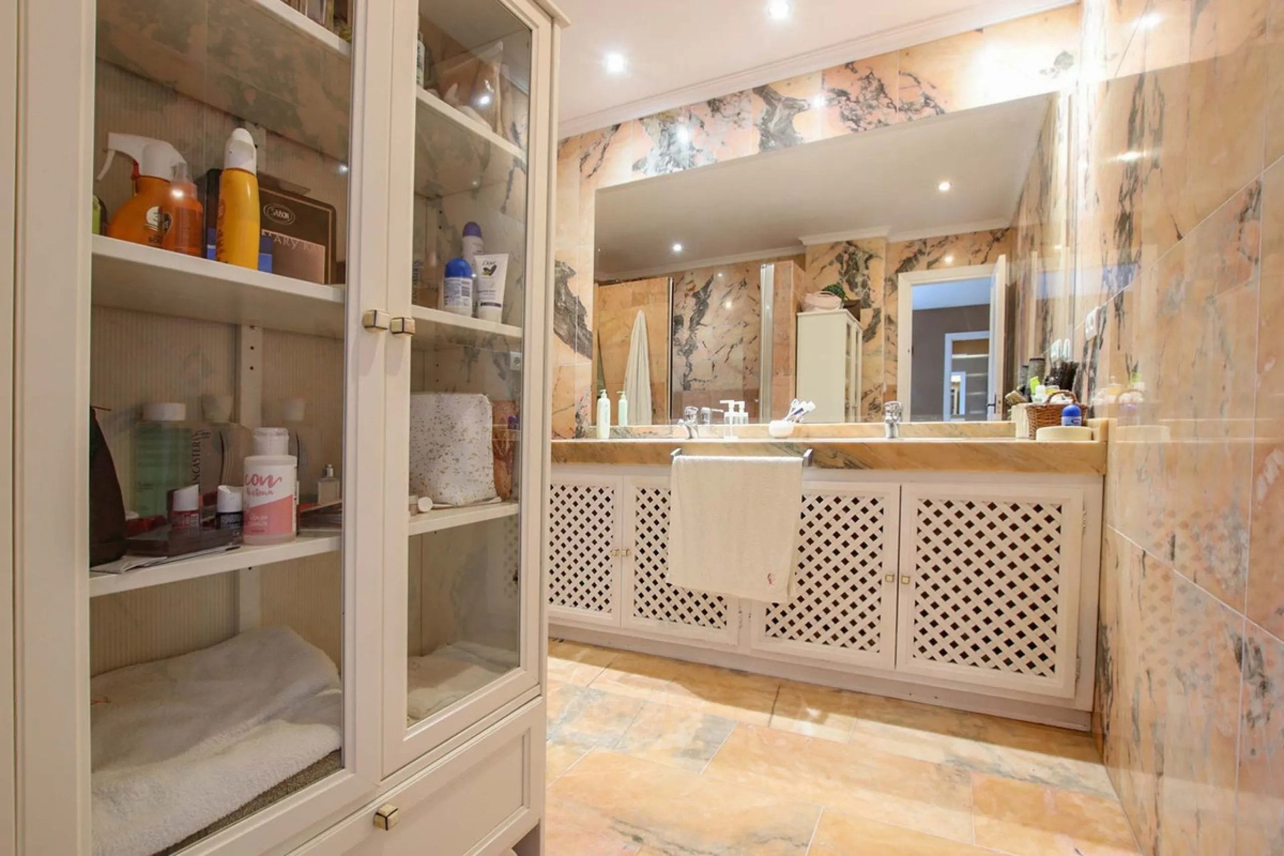 LUXURIOUS GROUND FLOOR APARTMENT FOR SALE IN PUERTO BANÚS, MARBELLA