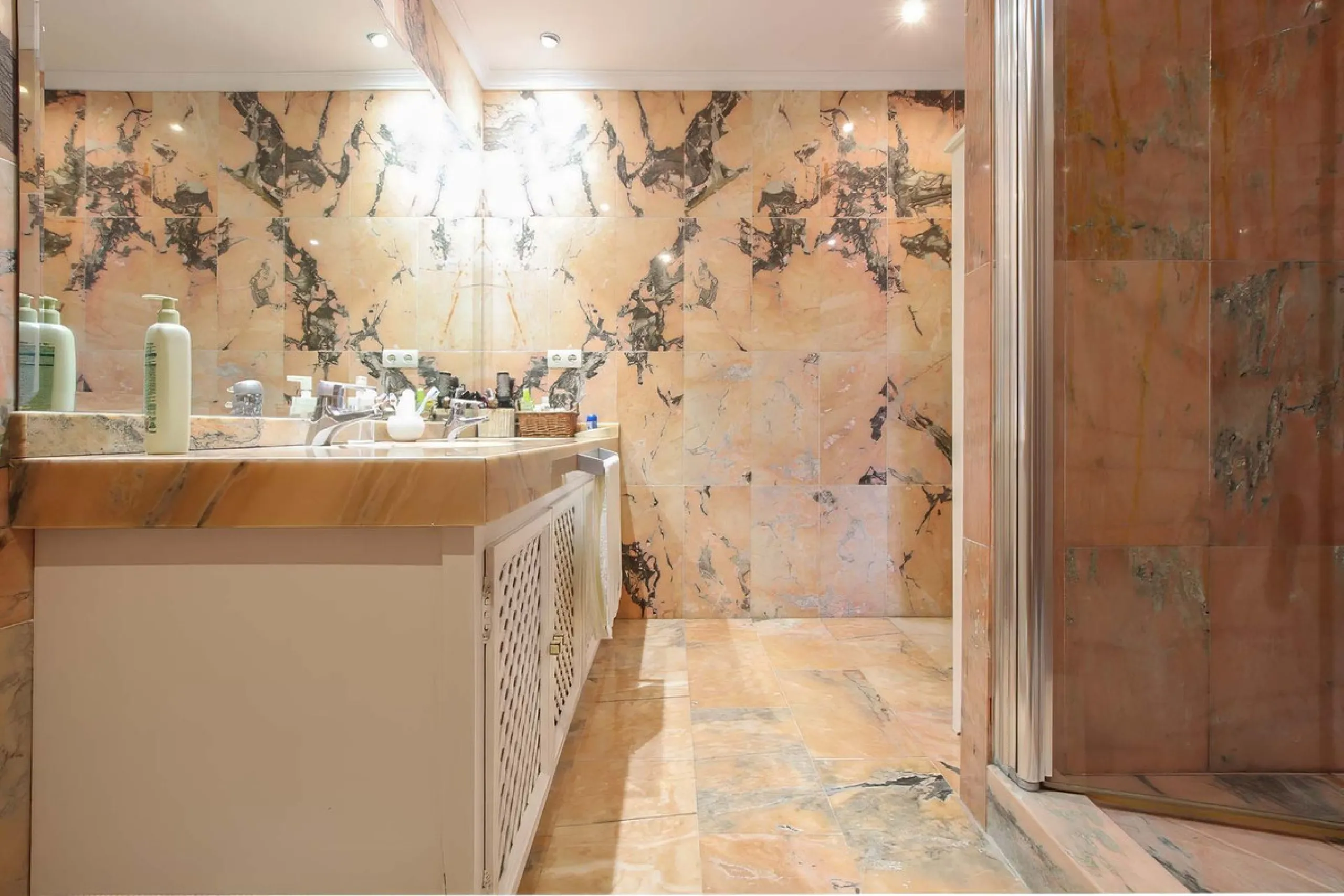 LUXURIOUS GROUND FLOOR APARTMENT FOR SALE IN PUERTO BANÚS, MARBELLA