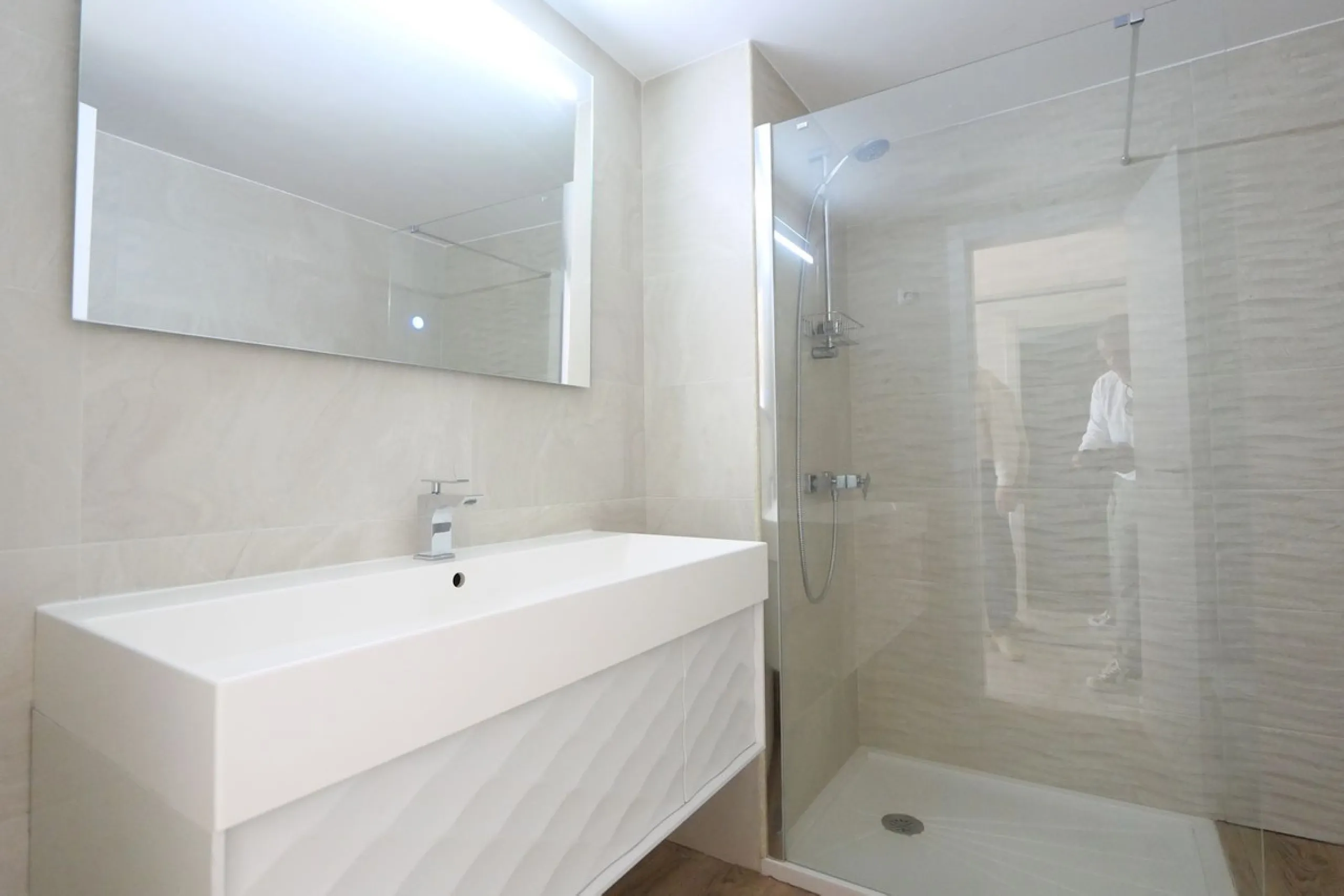 Diese attraktive Wohnung wurde von den jetzigen Eigentümern in neuwertigem Zustand renoviert mit neuen Türen, Badezimmern und einer modernen Küche. Sie befindet sich in einem der besten Südlagen des Komplexes. Ein Besichtigungstermin ist unbedingt erforderlich im oberen Teil