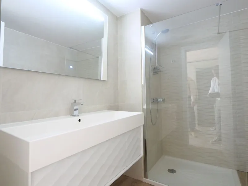Diese attraktive Wohnung wurde von den jetzigen Eigentümern in neuwertigem Zustand renoviert mit neuen Türen, Badezimmern und einer modernen Küche. Sie befindet sich in einem der besten Südlagen des Komplexes. Ein Besichtigungstermin ist unbedingt erforderlich im oberen Teil