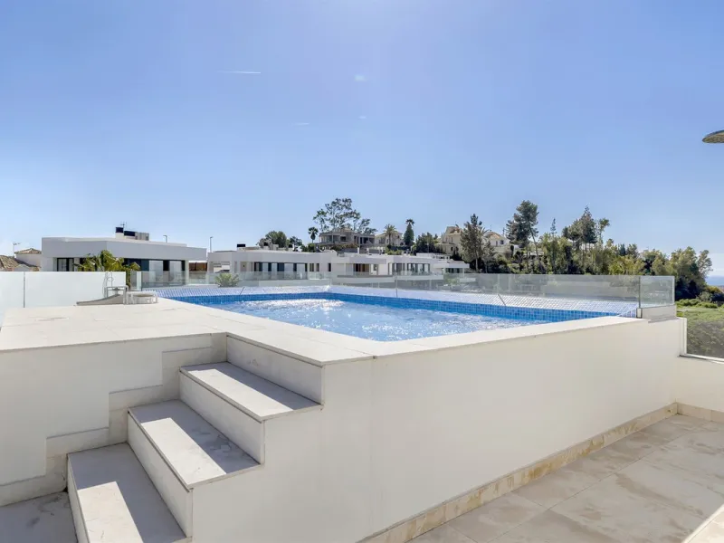 ICONIC SOUTH-FACING DUPLEX PENTHOUSE WITH PRIVATE SOLARIUM & POOL FOR SALE
