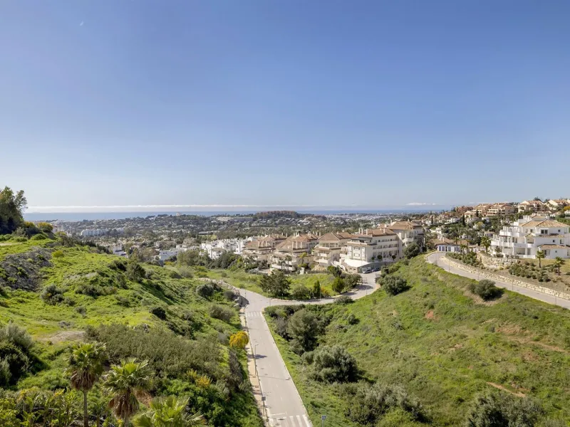 ICONIC SOUTH-FACING DUPLEX PENTHOUSE WITH PRIVATE SOLARIUM & POOL FOR SALE