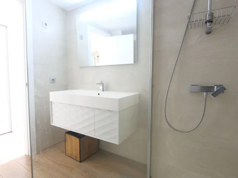 Diese attraktive Wohnung wurde von den jetzigen Eigentümern in neuwertigem Zustand renoviert mit neuen Türen, Badezimmern und einer modernen Küche. Sie befindet sich in einem der besten Südlagen des Komplexes. Ein Besichtigungstermin ist unbedingt erforderlich im oberen Teil