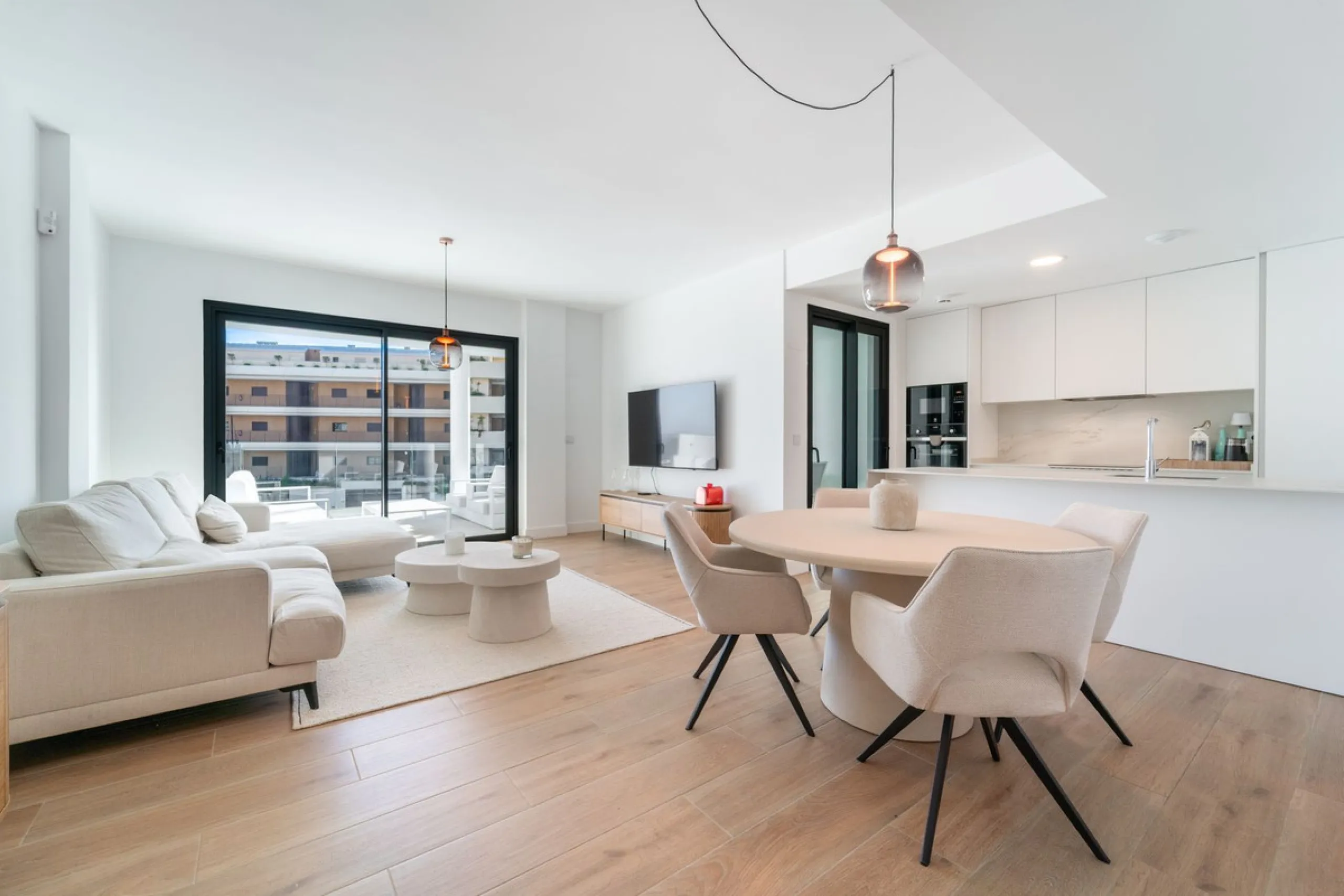 Elegant south facing apartment, in an exclusive urbanization in El Higuerón area, with 3 bedrooms, 2 bathrooms, spacious living-dining room, open plan kitchen fully furnished and equipped with electrical appliances, spacious terrace of 25m2 with urban and