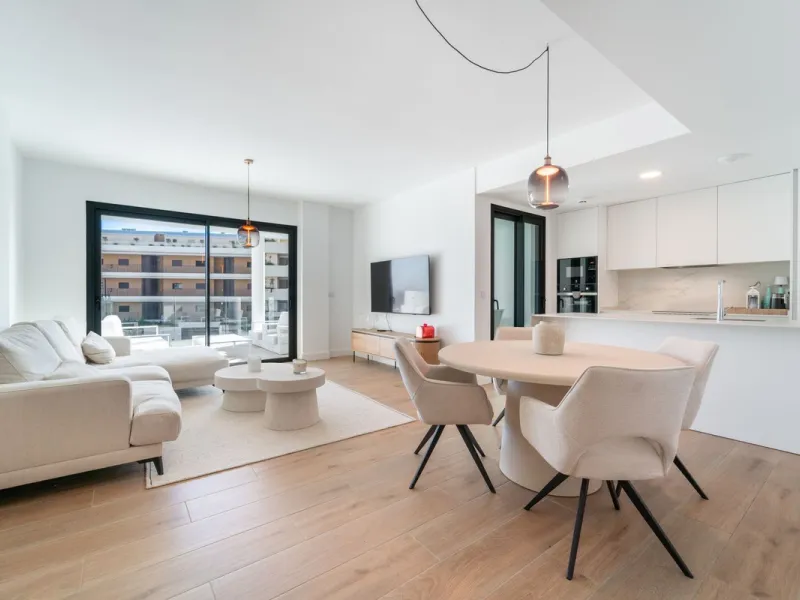 Elegant south facing apartment, in an exclusive urbanization in El Higuerón area, with 3 bedrooms, 2 bathrooms, spacious living-dining room, open plan kitchen fully furnished and equipped with electrical appliances, spacious terrace of 25m2 with urban and
