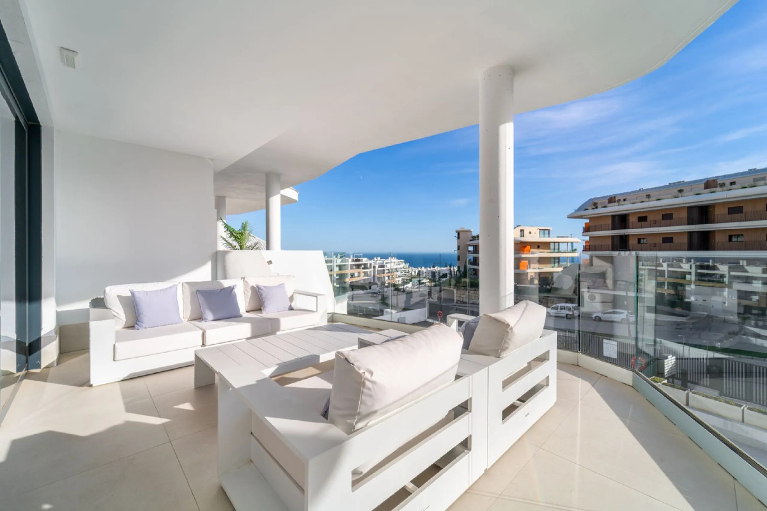Elegant south facing apartment, in an exclusive urbanization in El Higuerón area, with 3 bedrooms, 2 bathrooms, spacious living-dining room, open plan kitchen fully furnished and equipped with electrical appliances, spacious terrace of 25m2 with urban and