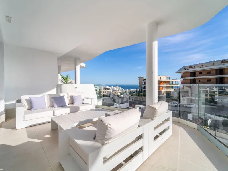 Elegant south facing apartment, in an exclusive urbanization in El Higuerón area, with 3 bedrooms, 2 bathrooms, spacious living-dining room, open plan kitchen fully furnished and equipped with electrical appliances, spacious terrace of 25m2 with urban and