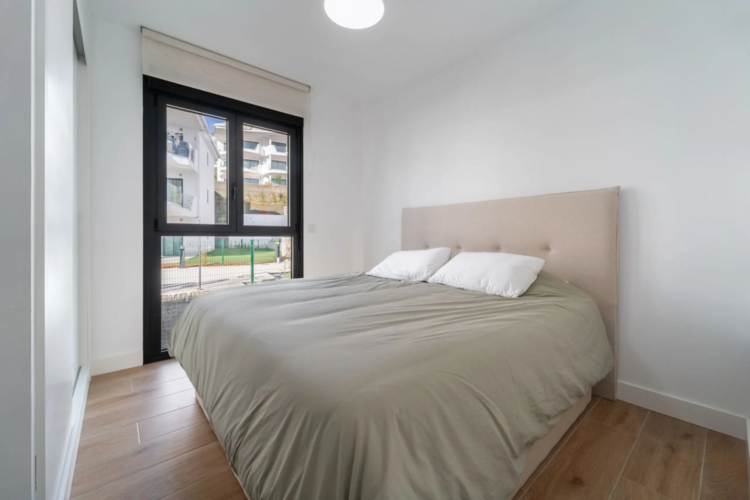 Elegant south facing apartment, in an exclusive urbanization in El Higuerón area, with 3 bedrooms, 2 bathrooms, spacious living-dining room, open plan kitchen fully furnished and equipped with electrical appliances, spacious terrace of 25m2 with urban and
