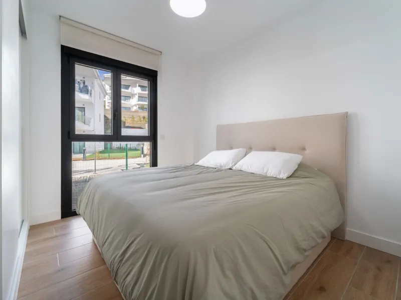 Elegant south facing apartment, in an exclusive urbanization in El Higuerón area, with 3 bedrooms, 2 bathrooms, spacious living-dining room, open plan kitchen fully furnished and equipped with electrical appliances, spacious terrace of 25m2 with urban and