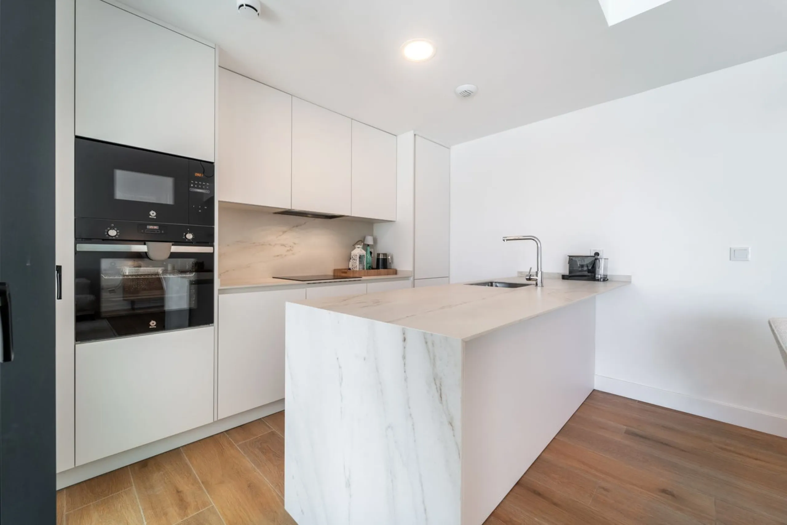Elegant south facing apartment, in an exclusive urbanization in El Higuerón area, with 3 bedrooms, 2 bathrooms, spacious living-dining room, open plan kitchen fully furnished and equipped with electrical appliances, spacious terrace of 25m2 with urban and