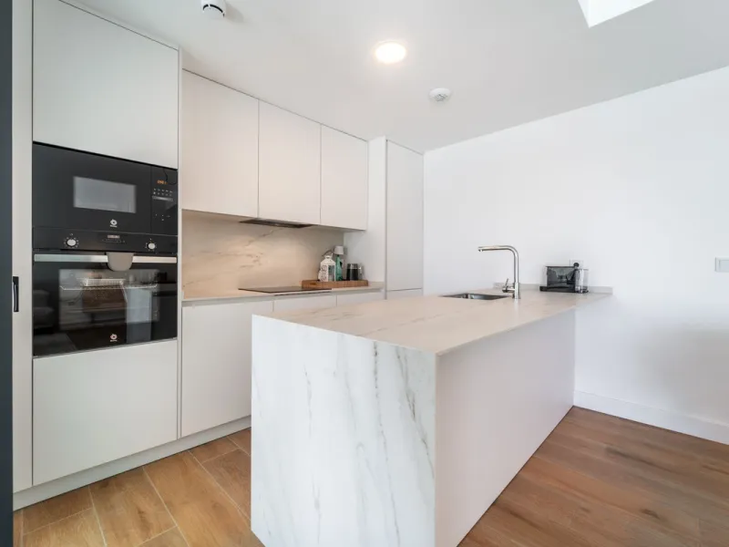 Elegant south facing apartment, in an exclusive urbanization in El Higuerón area, with 3 bedrooms, 2 bathrooms, spacious living-dining room, open plan kitchen fully furnished and equipped with electrical appliances, spacious terrace of 25m2 with urban and