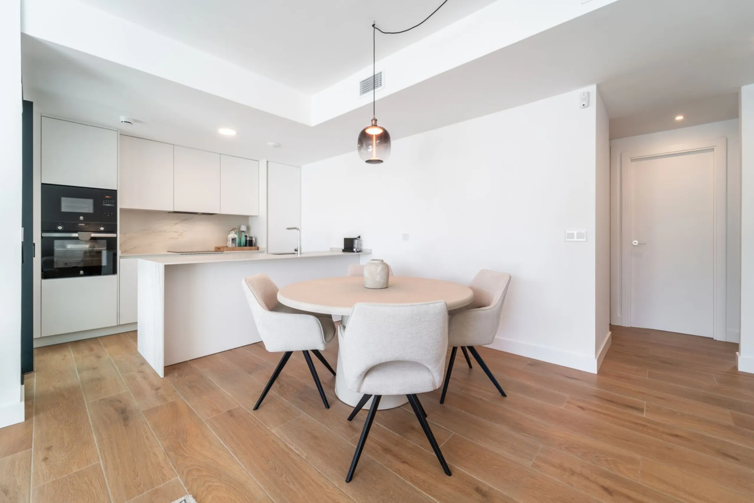 Elegant south facing apartment, in an exclusive urbanization in El Higuerón area, with 3 bedrooms, 2 bathrooms, spacious living-dining room, open plan kitchen fully furnished and equipped with electrical appliances, spacious terrace of 25m2 with urban and