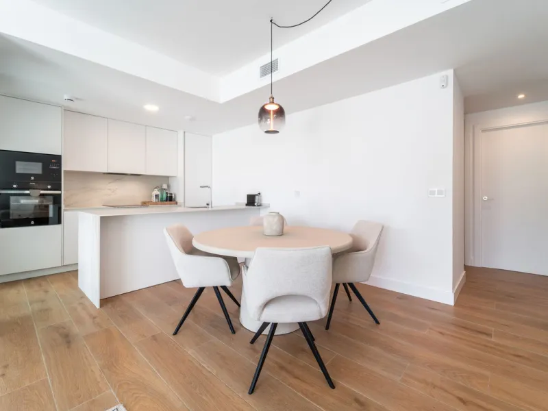 Elegant south facing apartment, in an exclusive urbanization in El Higuerón area, with 3 bedrooms, 2 bathrooms, spacious living-dining room, open plan kitchen fully furnished and equipped with electrical appliances, spacious terrace of 25m2 with urban and