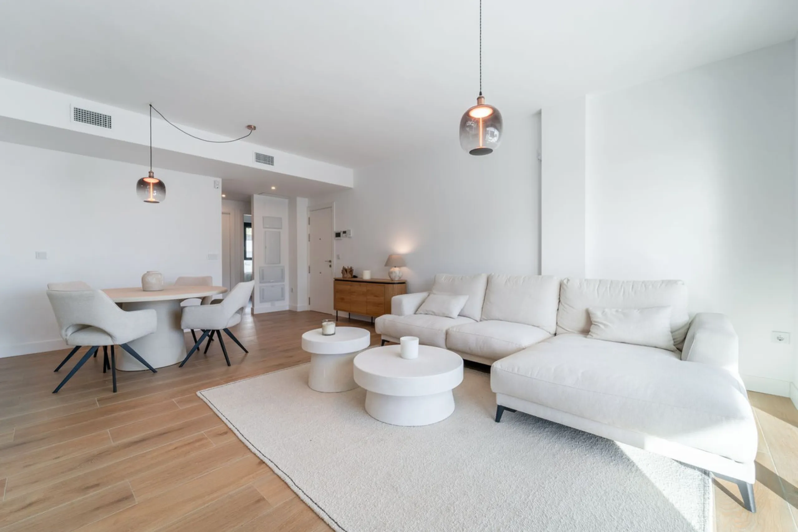 Elegant south facing apartment, in an exclusive urbanization in El Higuerón area, with 3 bedrooms, 2 bathrooms, spacious living-dining room, open plan kitchen fully furnished and equipped with electrical appliances, spacious terrace of 25m2 with urban and