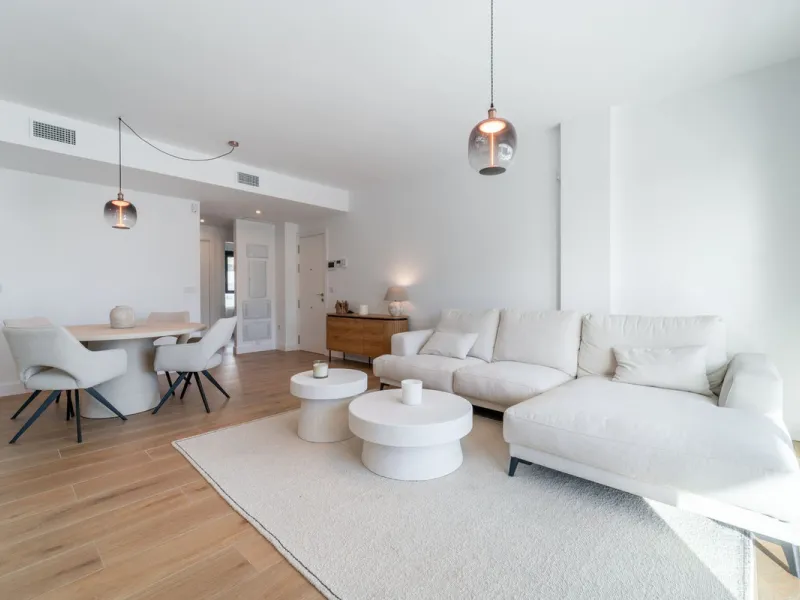 Elegant south facing apartment, in an exclusive urbanization in El Higuerón area, with 3 bedrooms, 2 bathrooms, spacious living-dining room, open plan kitchen fully furnished and equipped with electrical appliances, spacious terrace of 25m2 with urban and