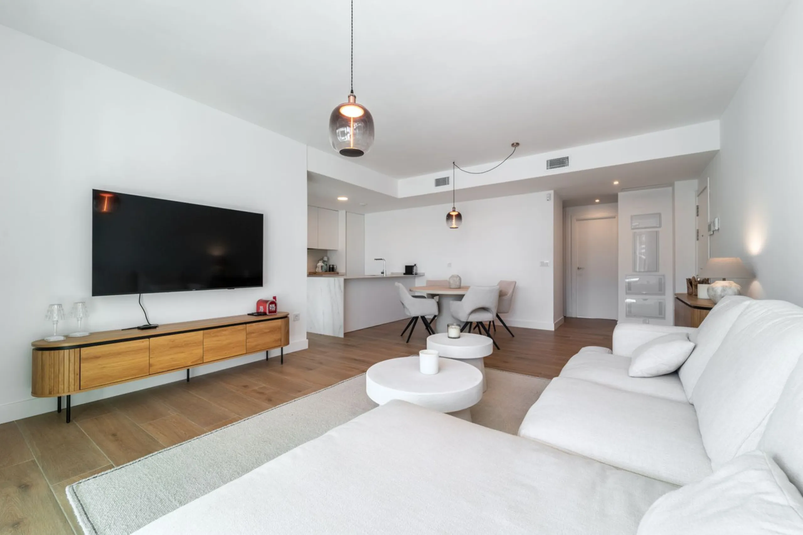 Elegant south facing apartment, in an exclusive urbanization in El Higuerón area, with 3 bedrooms, 2 bathrooms, spacious living-dining room, open plan kitchen fully furnished and equipped with electrical appliances, spacious terrace of 25m2 with urban and