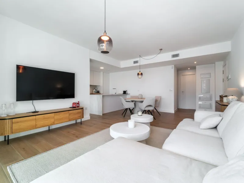 Elegant south facing apartment, in an exclusive urbanization in El Higuerón area, with 3 bedrooms, 2 bathrooms, spacious living-dining room, open plan kitchen fully furnished and equipped with electrical appliances, spacious terrace of 25m2 with urban and