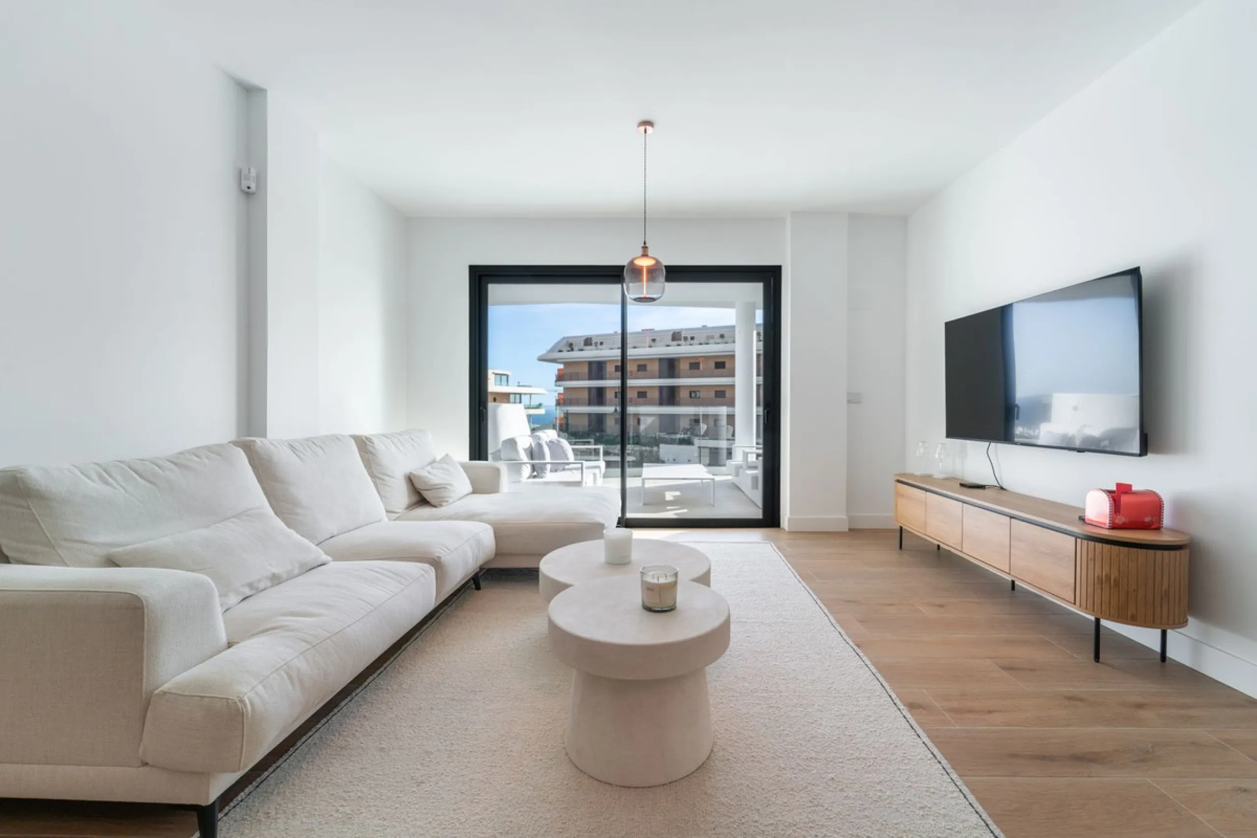 Elegant south facing apartment, in an exclusive urbanization in El Higuerón area, with 3 bedrooms, 2 bathrooms, spacious living-dining room, open plan kitchen fully furnished and equipped with electrical appliances, spacious terrace of 25m2 with urban and
