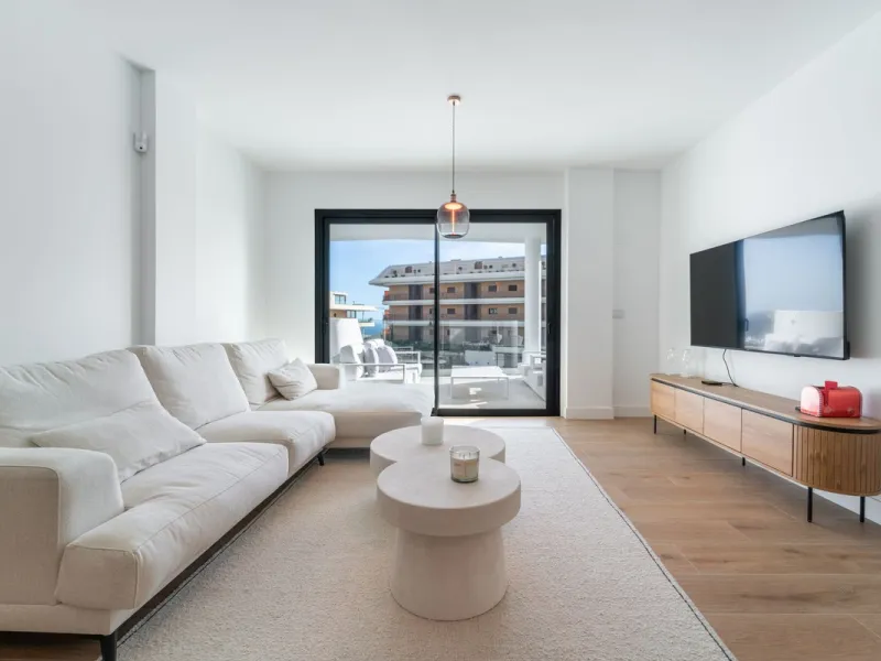 Elegant south facing apartment, in an exclusive urbanization in El Higuerón area, with 3 bedrooms, 2 bathrooms, spacious living-dining room, open plan kitchen fully furnished and equipped with electrical appliances, spacious terrace of 25m2 with urban and