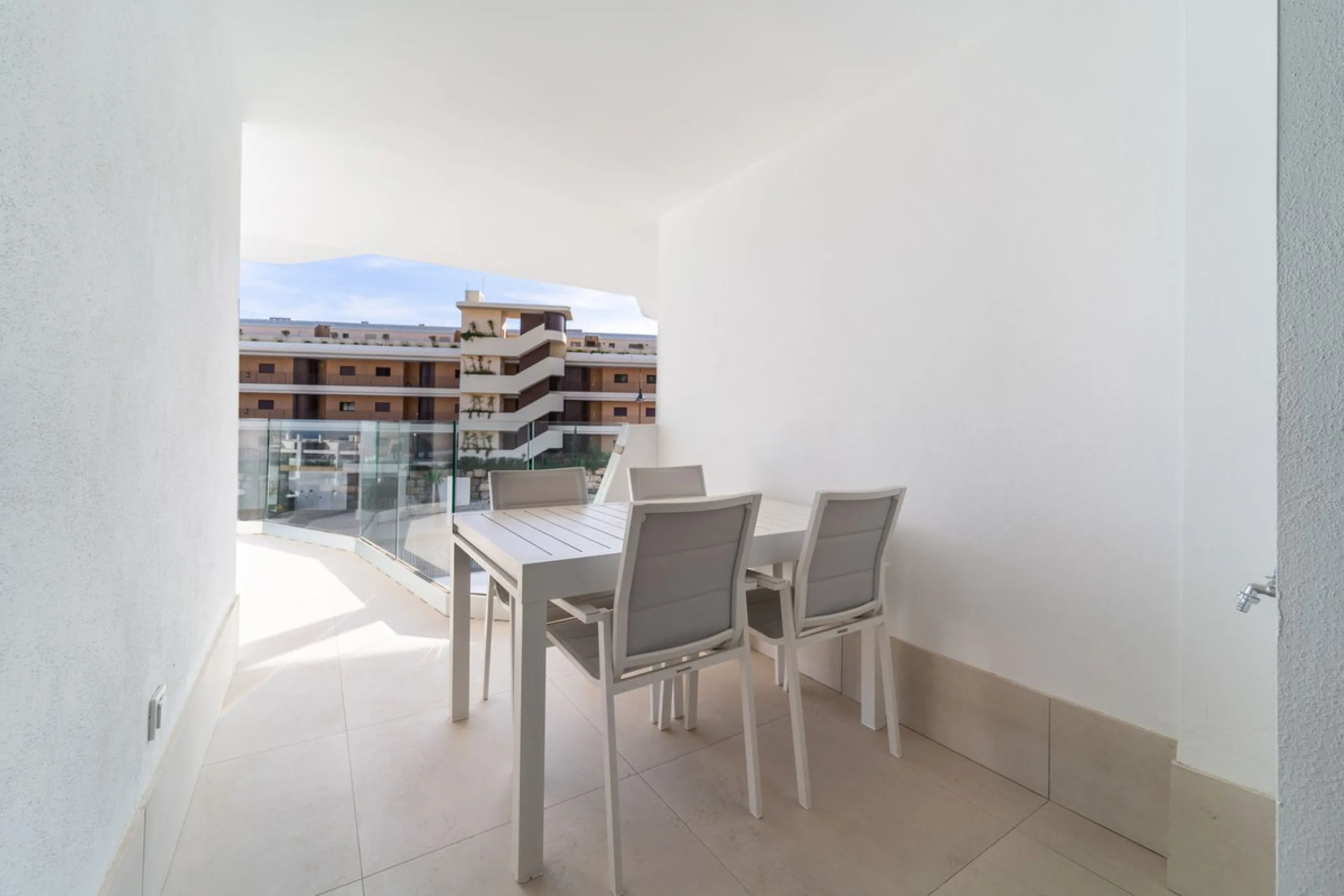 Elegant south facing apartment, in an exclusive urbanization in El Higuerón area, with 3 bedrooms, 2 bathrooms, spacious living-dining room, open plan kitchen fully furnished and equipped with electrical appliances, spacious terrace of 25m2 with urban and