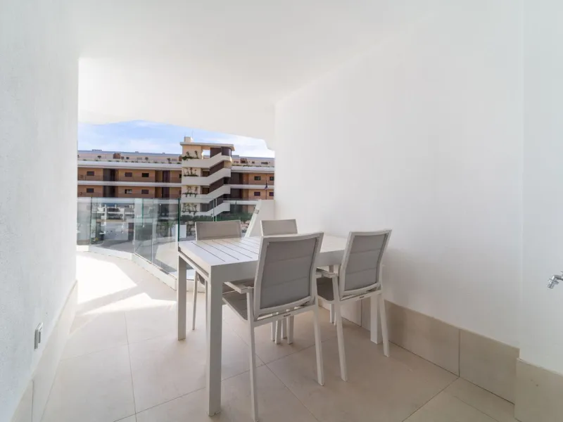 Elegant south facing apartment, in an exclusive urbanization in El Higuerón area, with 3 bedrooms, 2 bathrooms, spacious living-dining room, open plan kitchen fully furnished and equipped with electrical appliances, spacious terrace of 25m2 with urban and