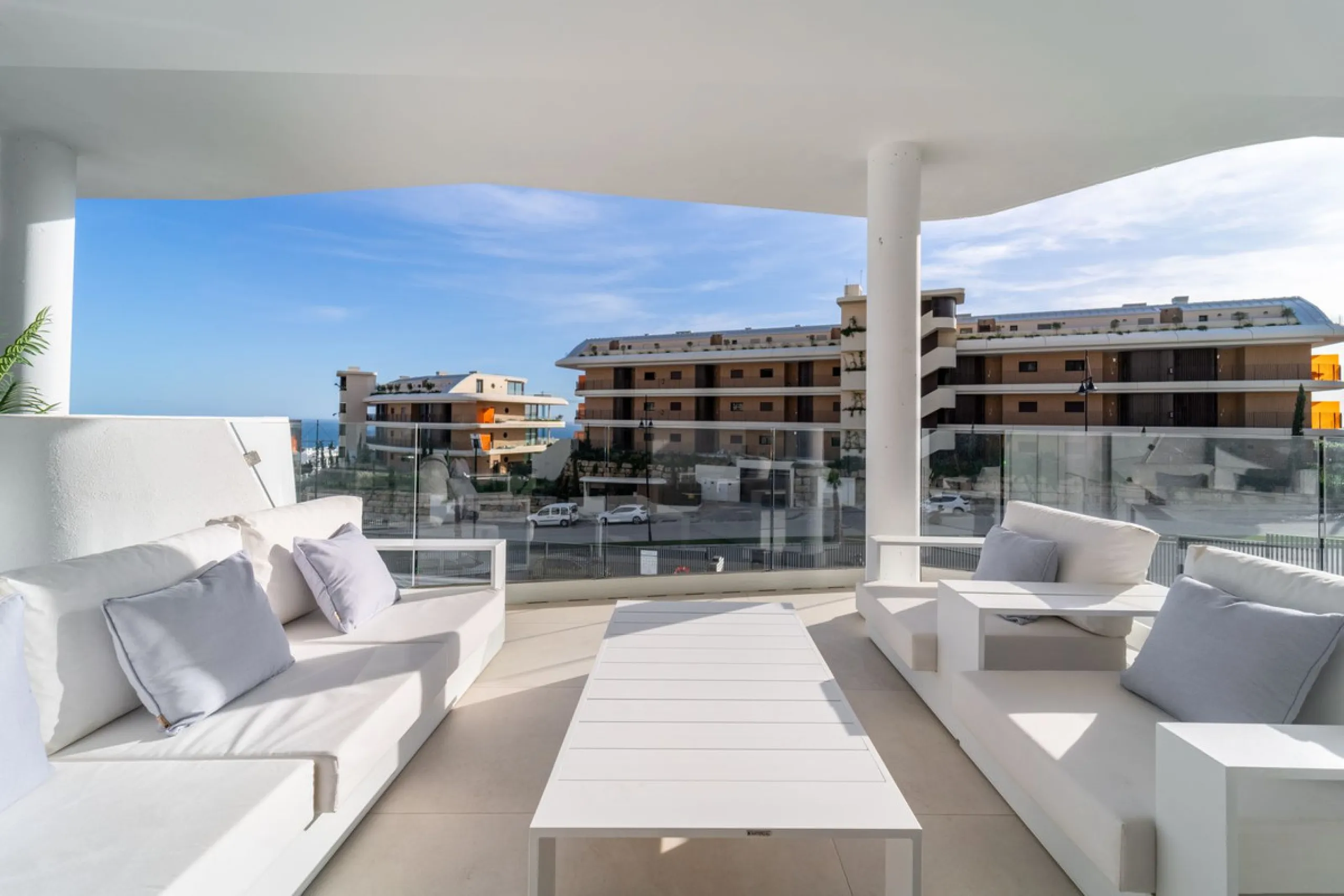 Elegant south facing apartment, in an exclusive urbanization in El Higuerón area, with 3 bedrooms, 2 bathrooms, spacious living-dining room, open plan kitchen fully furnished and equipped with electrical appliances, spacious terrace of 25m2 with urban and