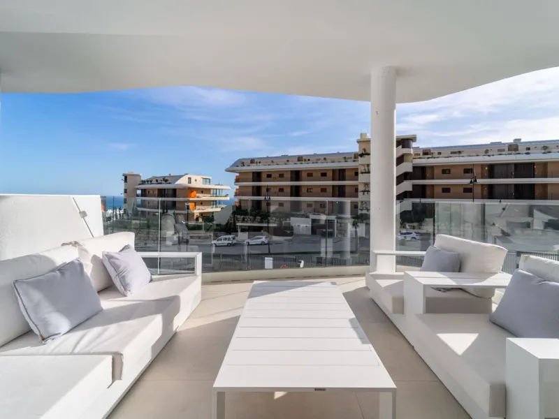 Elegant south facing apartment, in an exclusive urbanization in El Higuerón area, with 3 bedrooms, 2 bathrooms, spacious living-dining room, open plan kitchen fully furnished and equipped with electrical appliances, spacious terrace of 25m2 with urban and