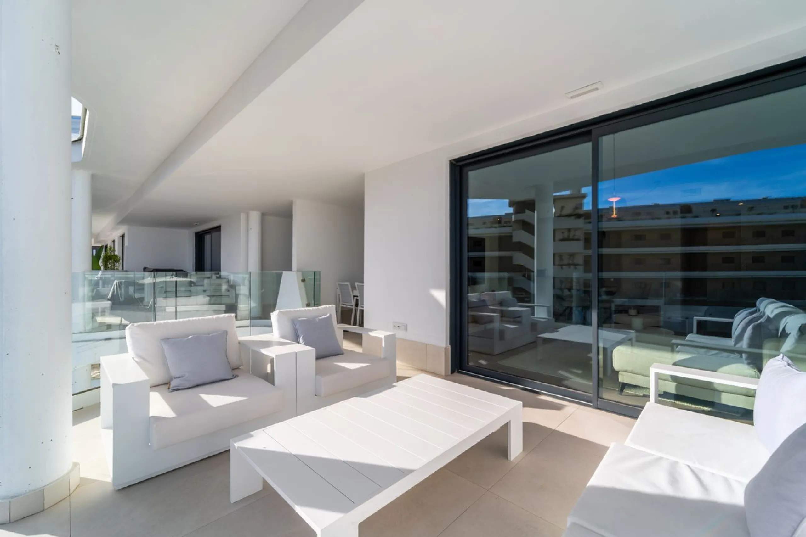 Elegant south facing apartment, in an exclusive urbanization in El Higuerón area, with 3 bedrooms, 2 bathrooms, spacious living-dining room, open plan kitchen fully furnished and equipped with electrical appliances, spacious terrace of 25m2 with urban and