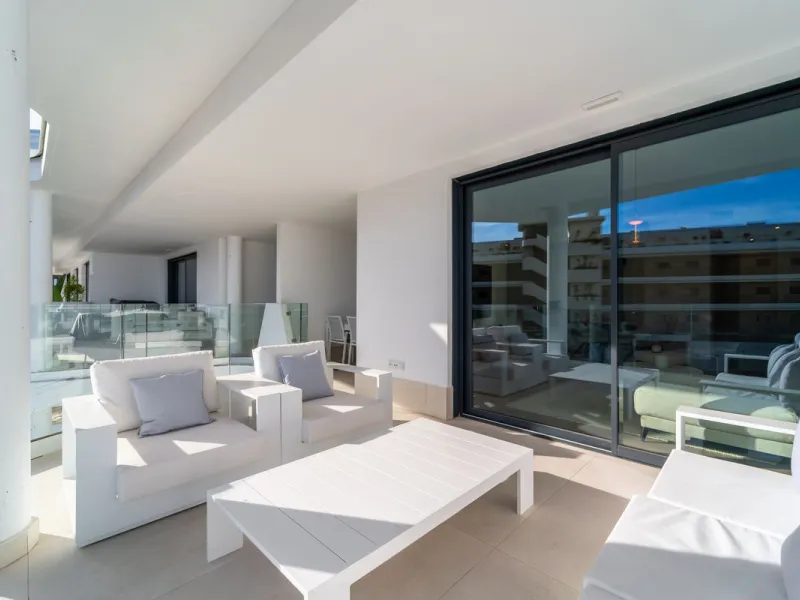 Elegant south facing apartment, in an exclusive urbanization in El Higuerón area, with 3 bedrooms, 2 bathrooms, spacious living-dining room, open plan kitchen fully furnished and equipped with electrical appliances, spacious terrace of 25m2 with urban and