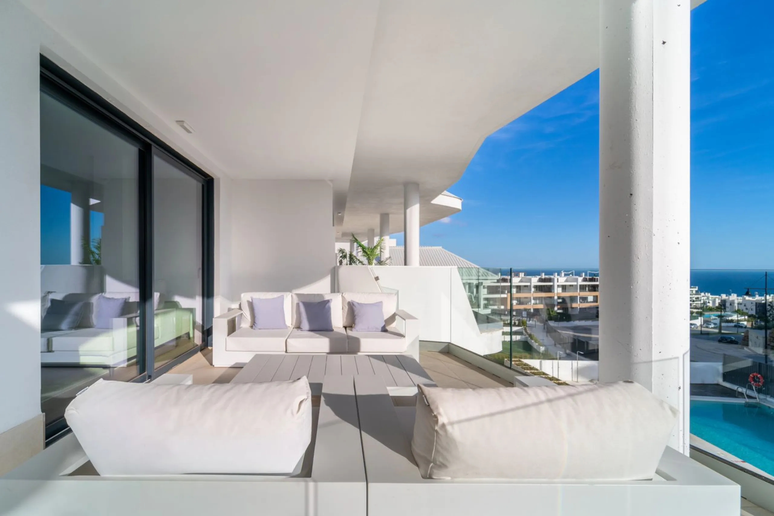 Elegant south facing apartment, in an exclusive urbanization in El Higuerón area, with 3 bedrooms, 2 bathrooms, spacious living-dining room, open plan kitchen fully furnished and equipped with electrical appliances, spacious terrace of 25m2 with urban and