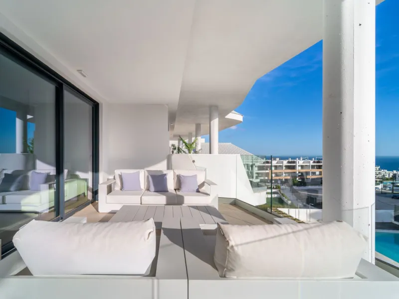 Elegant south facing apartment, in an exclusive urbanization in El Higuerón area, with 3 bedrooms, 2 bathrooms, spacious living-dining room, open plan kitchen fully furnished and equipped with electrical appliances, spacious terrace of 25m2 with urban and